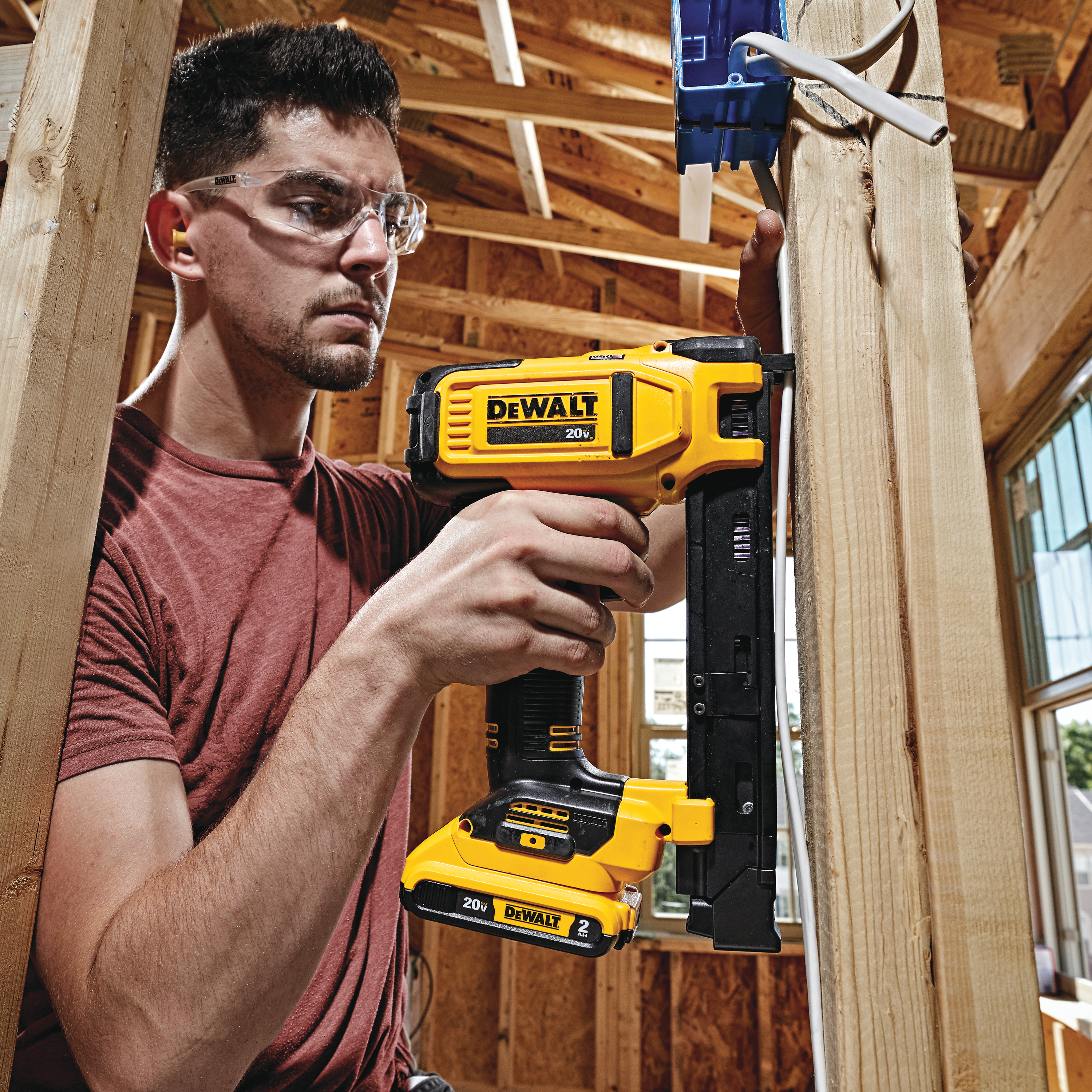 DeWalt DCN701D1 Cordless Cable Stapler Kit Online