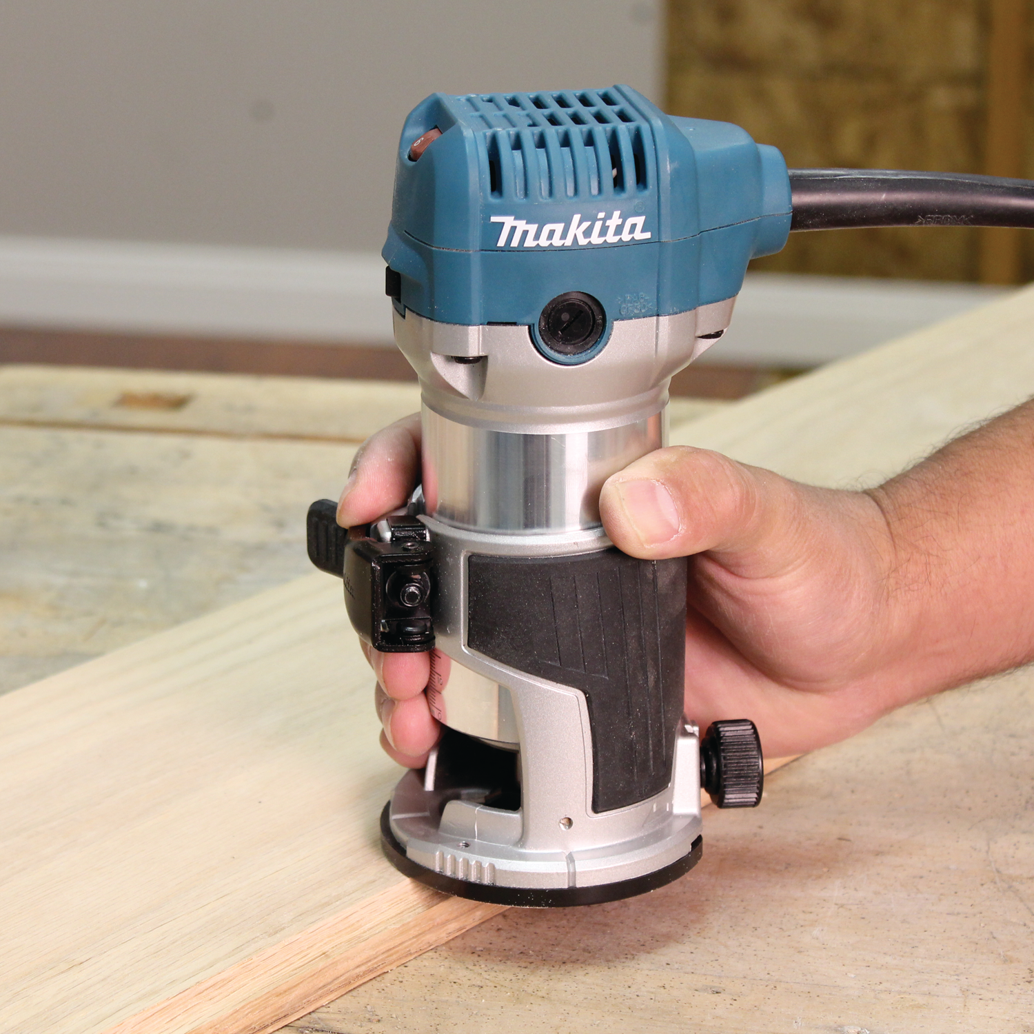 Makita RT0701C Compact Router Online now